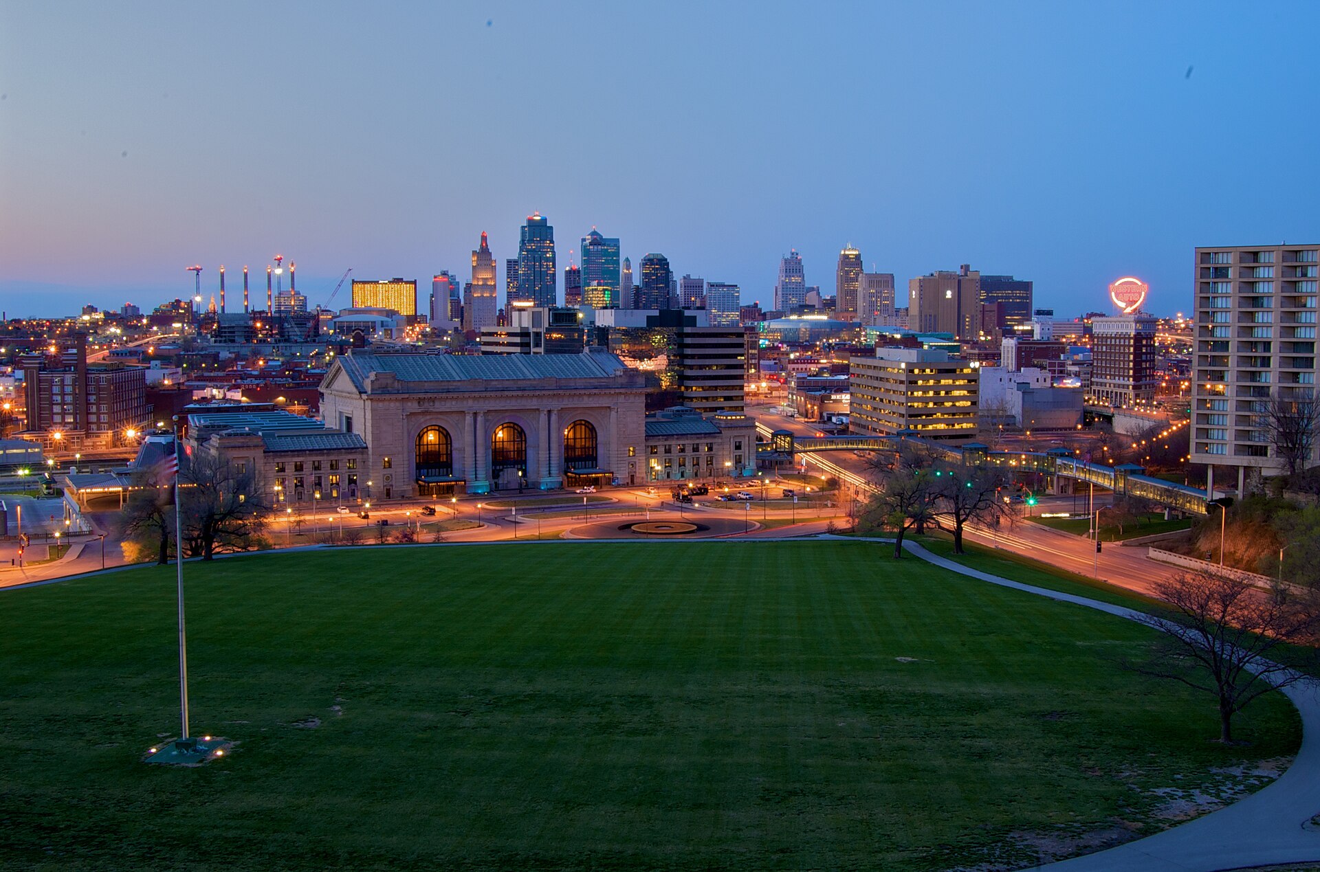 Kansas City skyline as night descends